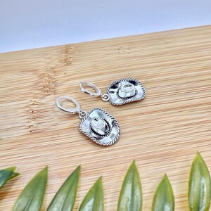 zierliche Cowboyhut-Charms-Ohrringe, Küsten-Cowboy-Rodeo-Schmuck, minimalistisches Accessoire für Western-Liebhaber, südländische ästhetische Anhänger