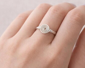 Elegant mini virveltrådslindad ring, enkelt stapelbart armband, minimalistiska silversmycken, hippie naturinspirerad present, nyckfull boho design