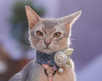 Elegant dekorationshalsband för katt, handgjort blommigt halsband för husdjur med satinros och pärla, justerbar halsband för katt eller liten hund, present