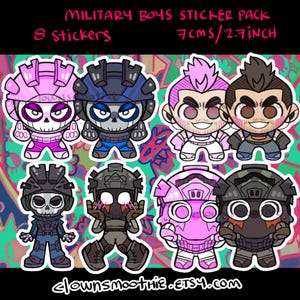 Puede incluir: Un paquete de pegatinas con ocho personajes militares de dibujos animados. Las pegatinas miden 7 cm (2,7 pulgadas) de alto y presentan personajes con cascos rosas, azules y grises. El texto "MILITARY BOYS STICKER PACK" está en la parte superior.
