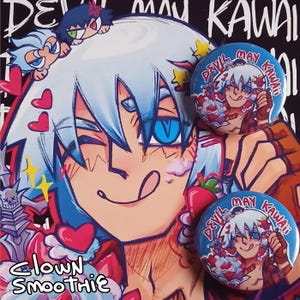 Puede incluir: Ilustración de un personaje con cabello blanco y azul, ojos azules y una expresión juguetona. Se ven dos botones redondos con el texto "DEVIL MAY KAWAII" y la imagen del personaje. El fondo presenta el texto "DEVIL MAY KAWAII" y las palabras "Clown Smoothie".