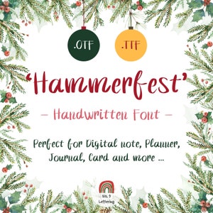 Puede incluir: Una descarga de fuente digital para la fuente manuscrita "Hammerfest". La imagen presenta un adorno navideño verde y amarillo con el texto .OTF y .TTF. El texto "Hammerfest" está en rojo y el texto "Fuente manuscrita" está en rosa. La imagen tiene un fondo de acuarela verde y blanco con bayas de acebo.