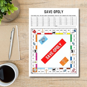 Puede incluir: Un juego de mesa rojo, blanco y azul llamado "Save-Opoly" con un tablero de juego, dados y fichas. El tablero de juego tiene un esquema de color rojo, blanco y azul y presenta una variedad de espacios con diferentes cantidades de dólares. Las fichas incluyen un robot rojo, un barco azul, un coche verde y una casa amarilla.