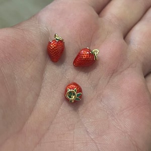 18K gouden aardbeibedel, sierlijke rode aardbeifruithangers voor het maken van sieraden afbeelding 3