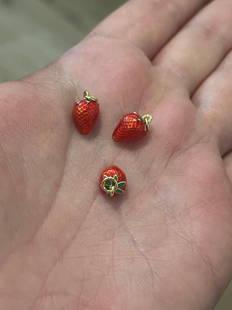 18K Gold Erdbeer Charm, zierliche rote Erdbeer Frucht Anhänger für die Schmuckherstellung Bild 3