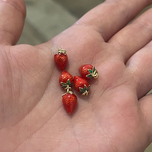 18K Gold Erdbeer Charm, zierliche rote Erdbeer Frucht Anhänger für die Schmuckherstellung Bild 1