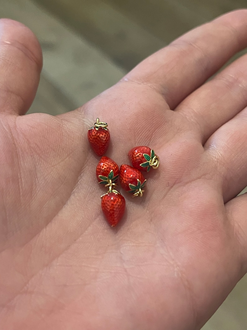 18K Gold Erdbeer Charm, zierliche rote Erdbeer Frucht Anhänger für die Schmuckherstellung Bild 1