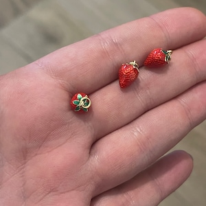 18K Gold Erdbeer Charm, zierliche rote Erdbeer Frucht Anhänger für die Schmuckherstellung Bild 2