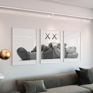 KAWS Poster 3er Set: Hypebeast Wandkunst und Minimalistisches Graffiti Dekor - Perfektes digitales Download Geschenk für Kunst- & Sneaker-Liebhaber