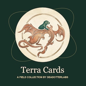 Puede incluir: Una tarjeta rectangular con fondo verde oscuro y borde dorado. El centro presenta un emblema circular con un dragón marrón y una pequeña criatura verde. El texto dice: Terra Cards, A FIELD COLLECTION BY DEADOTTERLABS, NO. 136.