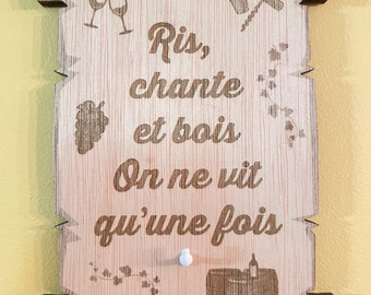 Panneau mural décoratif en bois gravé au laser: Ris, chante et bois On ne vit qu'une fois