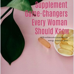 Peut inclure: Un fond rose avec une feuille verte et un bol blanc rempli de capsules jaunes. Le texte "Beyond 35: The Supplement Game-Changers Every Woman Should Know" est écrit en lettres roses. Le texte "HERconfidencebyl essentials for energy, balance & glow" est écrit en lettres noires. Le texte "By HERconfidencebyl" est écrit en lettres noires en bas de l'image.