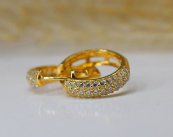 Hoop earrings set in 585 yellow gold with semi-pavé zirconia stones