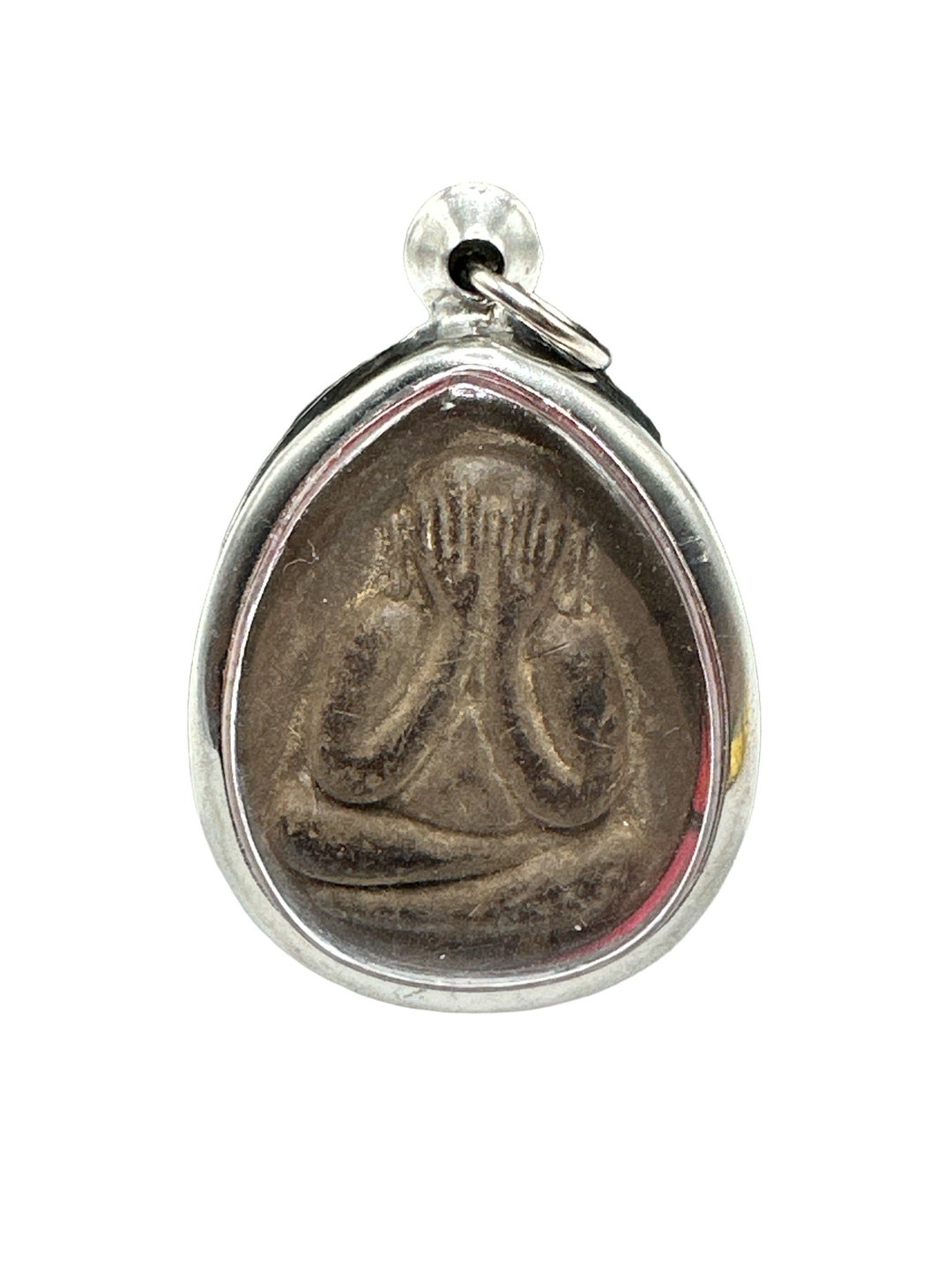 Amulette Thaïlandaise Bouddha Phra Pidta – Yeux Fermés – Métal Leklai – Collection BE 2553