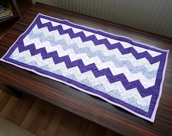 Zigzag patterned purple-pink patchwork coffee table runner