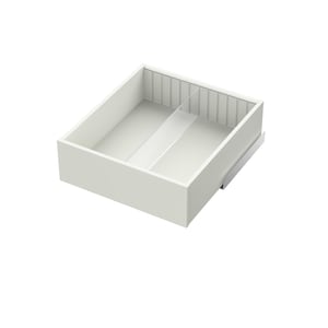 Może przedstawiać: Biały organizer do szuflad z dwoma przegrodami oddzielonymi przegrodą. Organizer ma srebrną metalową prowadnicę.