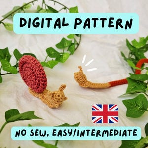 Op de afbeelding: Een digitaal haakpatroon voor het maken van een amigurumi-slak speelgoed. Het patroon is geschreven in het Engels en bevat instructies voor het maken van twee slakken, een met een rode schelp en een met een bruine schelp. Het patroon is van gemakkelijk tot middelmatig niveau en vereist geen naaien.