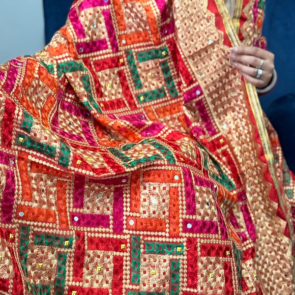 Phulkari Dupatta: Handgefertigte, 100% indische Dupattas, mehrfarbige Dupatta direkt aus der Volksstickerei von Punjab für Ihren London Shaadi!