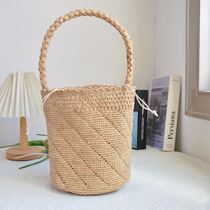 Handgefertigte Raffia Eimer Tasche - Ein wunderschönes Kunstwerk Geschenk für Sie, perfekt für den Strand, Markt, Einkaufen und den täglichen Gebrauch. Natürliche Raffia Tasche