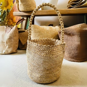Handcrafted Raffia Bucket Bag: Woven Summer Tote