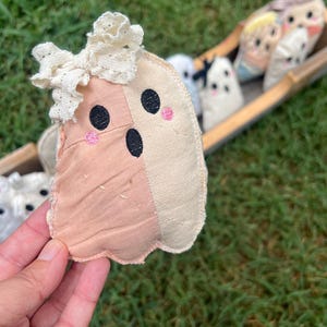 Handmade Ghost Decorations – Set of 4 – Vintage Quilt Halloween Decor – Fabric Ghosts – Primitive Fall Shelf Sitter – Spooky Cute Halloween