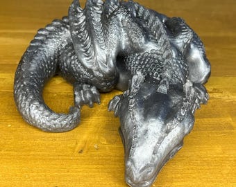 Figurine de dragon endormi en résine argentée, figurine gothique fantastique faite main, créature mythique, décoration pour JDR