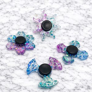 Driekleurige glitter-fidgetspinner, handgemaakt mindful speelgoed van hars
