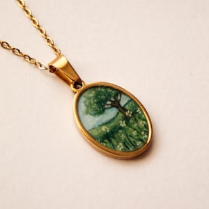 Handbemalte Halskette. Echt vergoldeter massiver Edelstahl. Anhänger mit personalisierter Landschaftsmalerei. Modeschmuck.