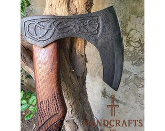 Hacha vikinga de acero al carbono forjada a mano: mango de palisandro y funda de cuero.