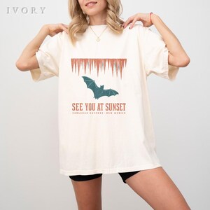 カールズバッド洞窟国立公園シャツ、コウモリの飛行と夕日のTシャツ、ニューメキシコシャツ、洞窟グラフィック、レトロなハイキングギフト、コンフォートカラーズ