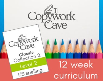 Può includere: Un biglietto rosa e verde con il testo "Copywork Cave" e "Classic Collection 2" in testo nero. Il biglietto ha anche il testo "Level 2" in testo verde e "US spelling" in testo nero. Il biglietto è su una superficie bianca con una fila di matite colorate sullo sfondo. Il testo "12 week curriculum" è in testo nero su uno sfondo rosa.
