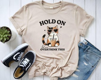 Overthinker Cat T-Shirt - Lustiges sarkastisches Grafik-T-Shirt