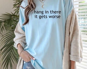 Camiseta "Aguanta, todo empeora" - Camiseta con humor negro - Camiseta con aires retro sarcásticos - Camiseta con mensaje melancólico - Camiseta con cita existencial