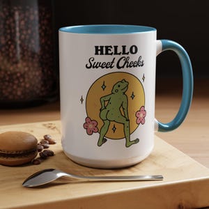 Rolig groda med söta kinder och kaffemugg – Keramisk present