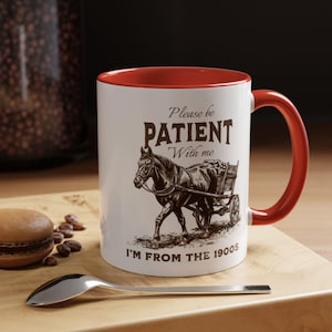 Bitte haben Sie etwas Geduld mit mir, ich bin aus den 1900er Jahren Becher 11 Unzen, lustige Tasse, niedliche Retro Tasse, 1900er Jahre Grafikkaffeetasse, Meme Tasse, Vintage Tasse