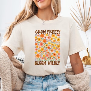 Chemise Grow Freely Bloom - Chemise citation positive - T-shirt graphique fleurs sauvages - Chemise citation motivante - T-shirt santé mentale - Cadeau pour elle