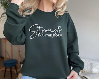 Felpa Stronger Than The Storm - Felpa motivazionale, maglietta sulla salute mentale, maglietta di incoraggiamento, maglietta sull'amor proprio, regalo ispiratore