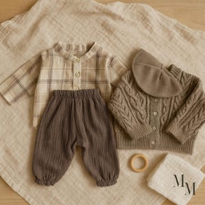 Pantalones largos de algodón unisex marrones para bebés y niños pequeños, ropa de muselina de algodón para niños y niñas, ropa minimalista en tonos tierra.