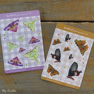 Può includere: Due fogli di adesivi rettangolari con illustrazioni di farfalle e falene. Il foglio a sinistra ha uno sfondo a quadretti viola con il testo Lepidopterists gonna journal (1). Il foglio a destra ha uno sfondo a quadretti beige con il testo Lepidopterists gonna journal (2).