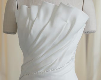 Abito da sposa in crêpe bianco, abito da sposa a sirena, volant, pieghe, perle, strascico semplice su misura, stile senza spalline, perfetto per esterni.