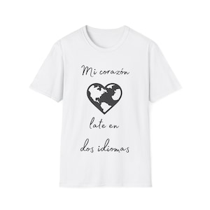 Camiseta Mi Corazón Late en Dos Idiomas (presente para professor de dois idiomas para educador educacional bilíngue)