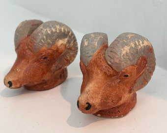 Vintage cerámica Rams Head Salt and Pepper Shakers, pintado a mano, mediados de siglo moderno, decoración ecléctica del hogar kitsch, conjunto de 2 piezas