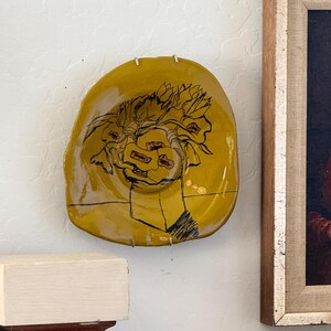 Assiette d'art floral abstrait peint à la main, tenture murale cubiste de style Picasso, décoration d'intérieur, organique unique contemporain, crochet pour oeuvre d'art mural inclus