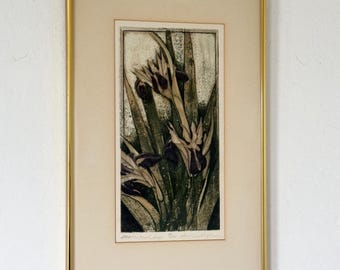 Acquaforte vintage "Iris testa di serpente" anni '70, firmata dall'artista, incisione botanica a intaglio, incorniciata in metallo, opera d'arte originale di metà secolo, verticale.