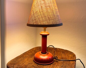 Vintage Toleware lámpara Russet rojo francés mediados de siglo MCM danés tole metal portátil con sombra tejida lámpara de cocina escritorio mesita de noche escritorio
