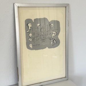 K&ouml;nnte beinhalten: Ein gerahmter Druck mit einer grauen abstrakten Form, die schwarze Tuschezeichnungen von vier stilisierten Figuren und geometrischen Strukturen enth&auml;lt. Der Text "EXPEDIENTE" und "J. LUIS DE M. 90" ist im grauen Bereich sichtbar.