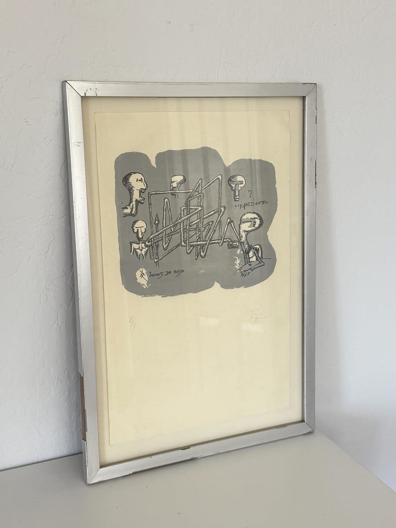 K&ouml;nnte beinhalten: Ein gerahmter Druck mit einer grauen abstrakten Form, die schwarze Tuschezeichnungen von vier stilisierten Figuren und geometrischen Strukturen enth&auml;lt. Der Text "EXPEDIENTE" und "J. LUIS DE M. 90" ist im grauen Bereich sichtbar.