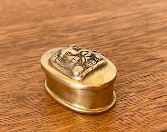 Mini caixa de latão antiga para comprimidos ou bugigangas, design detalhado de gravura em latão, suporte para anéis de joias, caixa vintage com dobradiças pequenas