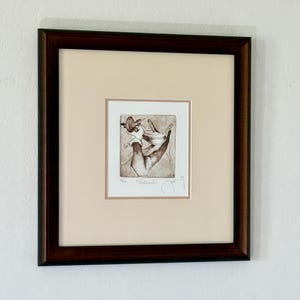 Grabado abstracto surrealista original de época "Violinista" de un artista mexicano enmarcado en madera vintage. Arte modernista enmarcado en papel de lis.
