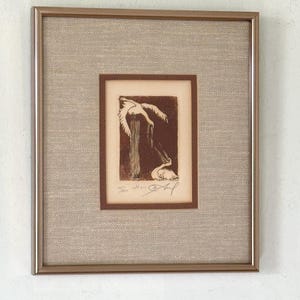 Pélican vintage gravure en taille-douce originale signée par l'artiste cadre en métal suspendu Mini oiseau océan MCM milieu du siècle petit art encadré